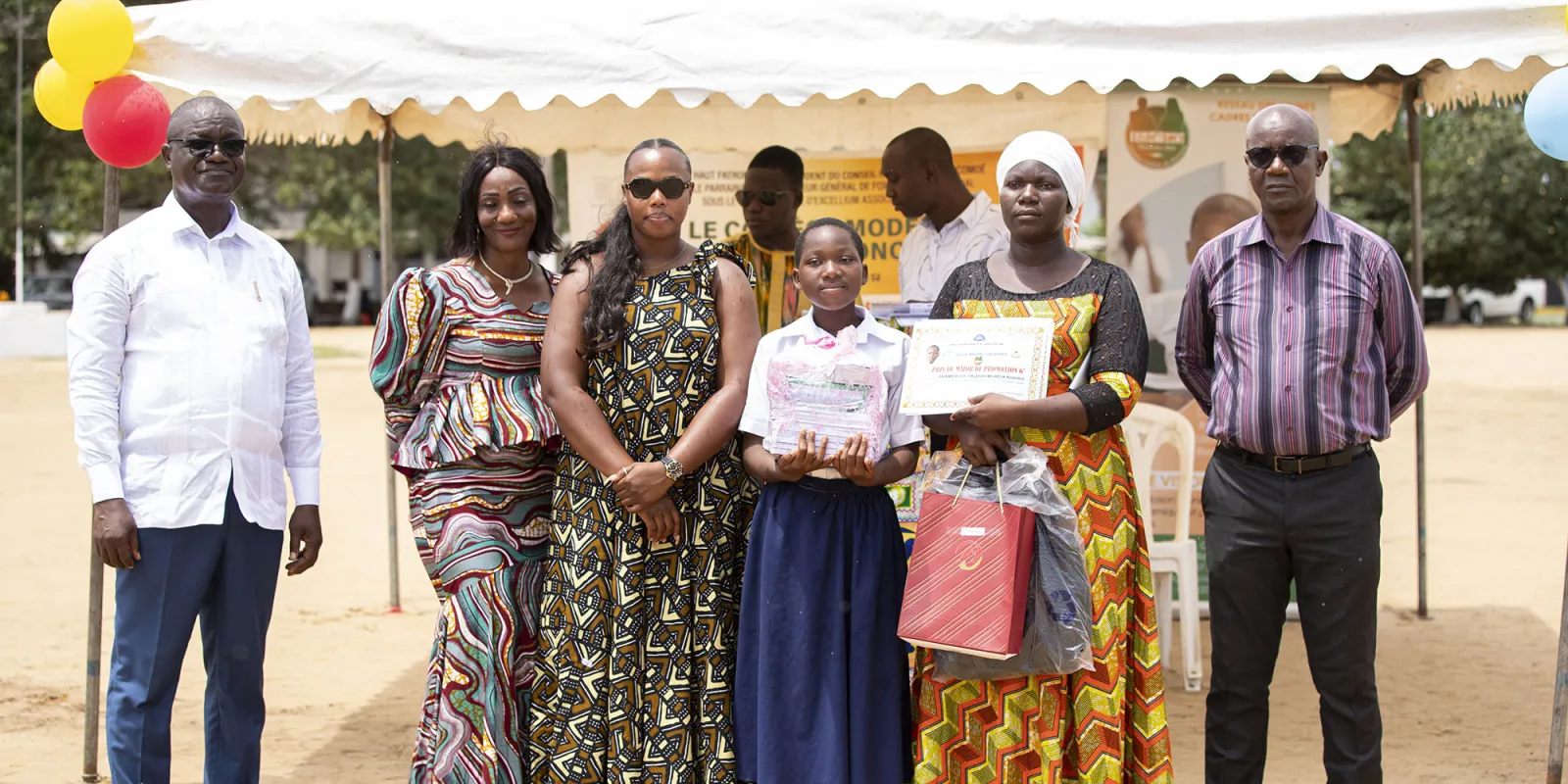 le-college-yaou-bonoua-celebre-lexcellence-avec-foxtrot-international-un-partenariat-de-longue-date